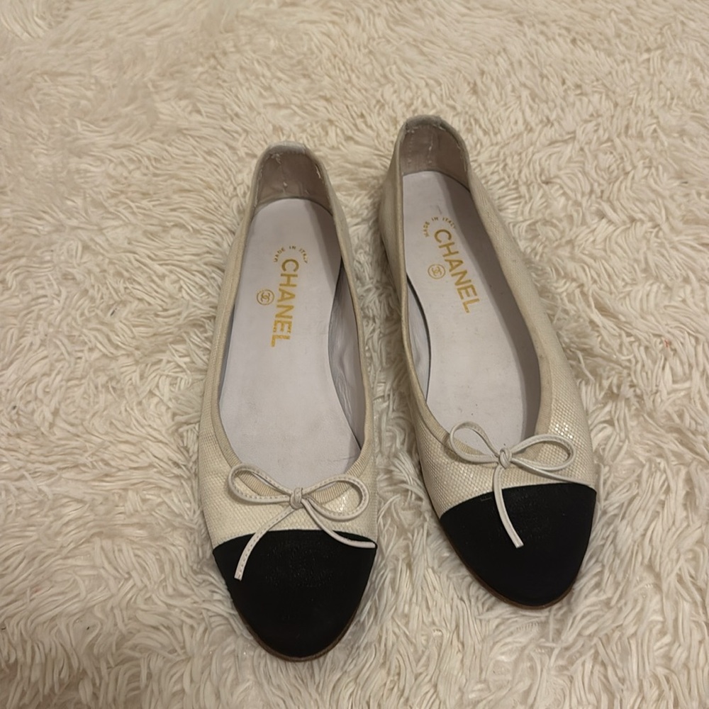 CHANEL Cream and Black Flats with Color-Block Design - Picture 3 of 10